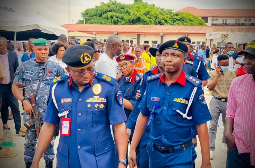  NSCDC OPERATIVES RESCUE VICTIMS, COMMANDANT ALFADARAI VISITS VICTIMS IN LASUTH